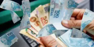 Homem sacando dinheiro no banco.