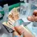 Homem sacando dinheiro no banco.