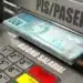 Notas de R$ 100 saindo de caixa eletrônico com destaque para PIS/Pasep