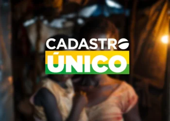 Mulher segura criança em ambiente simples com logo do Cadastro Único centralizado