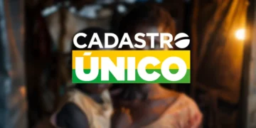 Mulher segura criança em ambiente simples com logo do Cadastro Único centralizado