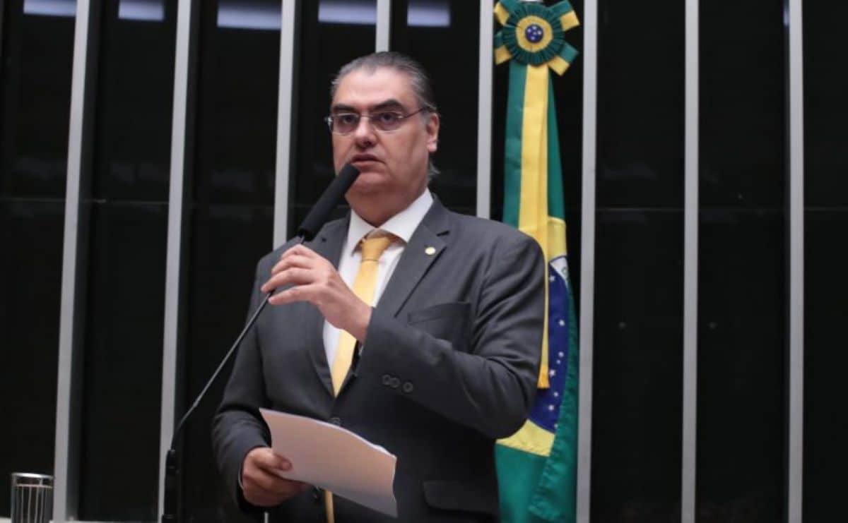 Deputado no plenário da Câmara durante debate sobre auxílio emergencial de R$ 600 para vítimas de chuvas em Minas Gerais.