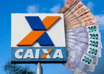 Totem externo da CAIXA Econômica Federal com logotipo em azul e laranja ao fundo de céu azul, ao lado de leque de cédulas de R$ 200 e R$ 50, representando o pagamento do Auxílio Reconstrução pelo banco