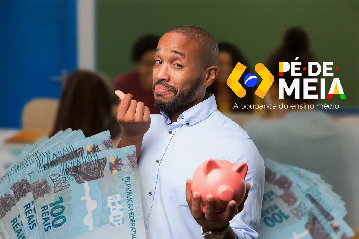 Bloqueio no saque do Pé-de-Meia 2026: veja os erros que podem travar o seu dinheiro Homem negro com expressão de dúvida segurando cofre rosa e cédulas de R$ 100 ao lado do logotipo do programa Pé-de-Meia, com sala de aula ao fundo, representando o risco de bloqueio no saque do benefício em 2026