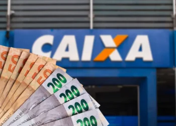 Fachada da Caixa Econômica Federal com cédulas de R$ 50 e R$ 200 reais