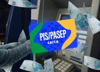 Pessoa sacando dinheiro em caixa eletrônico com cartão PIS/Pasep e notas de R$ 100 em destaque