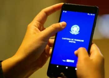 Pessoa acessando a Carteira de Trabalho Digital no celular, relacionada aos direitos da CLT.