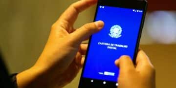Pessoa acessando a Carteira de Trabalho Digital no celular, relacionada aos direitos da CLT.