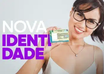 Mulher sorridente usa óculos e exibe a nova Carteira de Identidade Nacional para a câmera, fundo claro