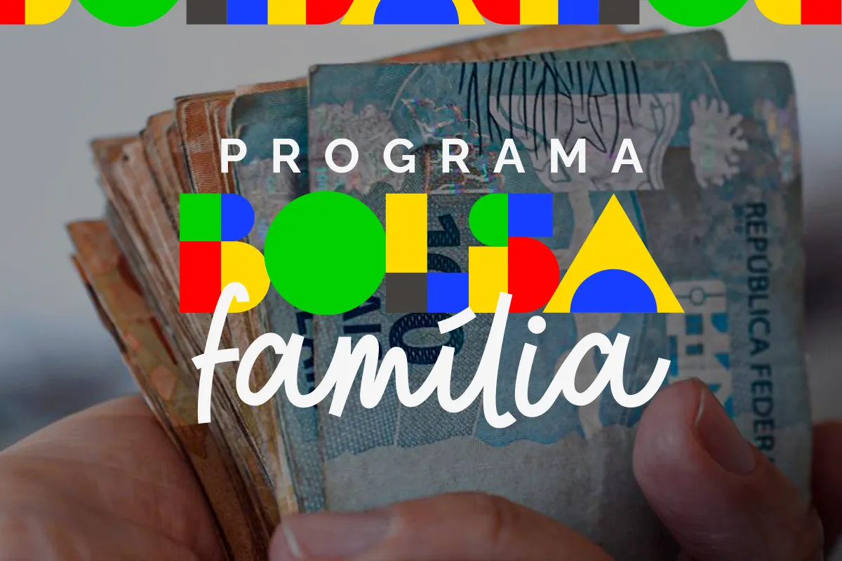 Como movimentar o benefício do Bolsa Família pelo Caixa Tem — passo a passo Mãos segurando cédulas de reais com logotipo do Programa Bolsa Família