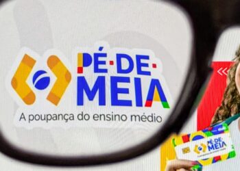 Logo do programa Pé-de-Meia — A poupança do ensino médio — vista através das lentes de um óculos em frente a uma tela, ao lado de uma jovem estudante sorrindo segurando um cartão do programa, ilustrando a consulta ao benefício pela conta Gov.br