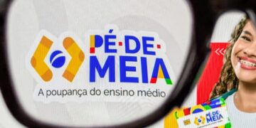 Logo do programa Pé-de-Meia — A poupança do ensino médio — vista através das lentes de um óculos em frente a uma tela, ao lado de uma jovem estudante sorrindo segurando um cartão do programa, ilustrando a consulta ao benefício pela conta Gov.br
