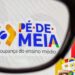 Logo do programa Pé-de-Meia — A poupança do ensino médio — vista através das lentes de um óculos em frente a uma tela, ao lado de uma jovem estudante sorrindo segurando um cartão do programa, ilustrando a consulta ao benefício pela conta Gov.br