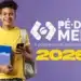 Estudante sorrindo segura cadernos e celular diante de fundo roxo com logo do Pé-de-Meia 2026