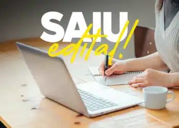 Candidato se preparando para o Concurso ESA 2027 estudando com notebook e caderno