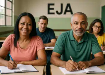 Adultos estudando em sala de aula do EJA