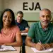 Adultos estudando em sala de aula do EJA