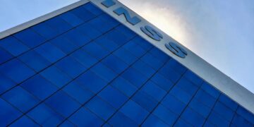 Fachada do edifício do INSS com letras em aço contra o céu azul