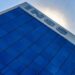 Fachada do edifício do INSS com letras em aço contra o céu azul