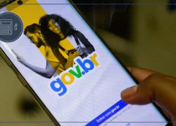 Mão segurando celular com tela do aplicativo gov.br aberta