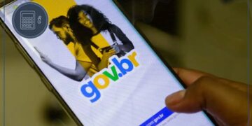 Mão segurando celular com tela do aplicativo gov.br aberta