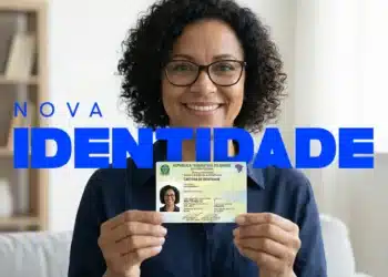 Mulher segura cartão do novo RG com sorriso em ambiente doméstico iluminado
