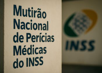 Placa do Mutirão Nacional de Perícias Médicas do INSS com logo ao fundo