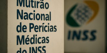 Placa do Mutirão Nacional de Perícias Médicas do INSS com logo ao fundo