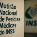 Placa do Mutirão Nacional de Perícias Médicas do INSS com logo ao fundo