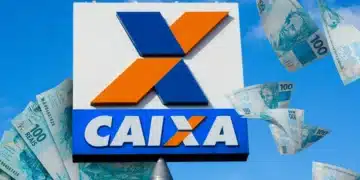 Placa da Caixa Econômica Federal com notas de R$ 100 voando ao redor em céu azul