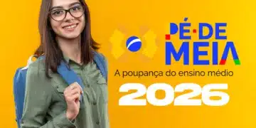 Estudante sorrindo segura um celular e cadernos ao lado do logotipo do Pé-de-Meia 2026, indicando a consulta do saldo da poupança do ensino médio.