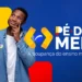 Jovem segura cartão Pé-de-Meia enquanto pensa, com fundo azul e logomarca do programa