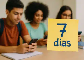 Três estudantes sentados, usando celulares, com um papel amarelo escrito '7 dias' em destaque