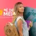 Estudante com mochila ao lado de notas de dinheiro representando o programa Pé-de-Meia do governo