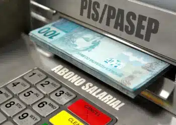Pilha de notas de cem reais saindo de caixa eletrônico com teclas em destaque e texto PIS/Pasep