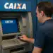 Homem utilizando caixa eletrônico da Caixa Econômica Federal