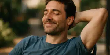 Homem relaxando ao ar livre com olhos fechados e sorrindo — como emendar Tiradentes e Dia do Trabalho para ter até 9 dias de folga em 2026