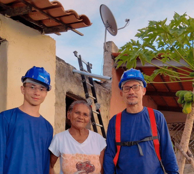 Técnicos do Brasil Antenado com moradora rural após instalação.