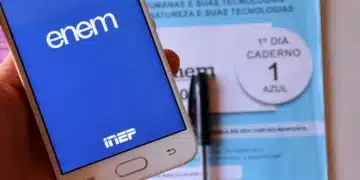 Celular exibe aplicativo oficial do ENEM com caderno azul ao fundo.