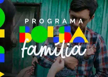 Casal em cena familiar com bebê e logo do programa Bolsa Família.