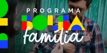 Casal em cena familiar com bebê e logo do programa Bolsa Família.