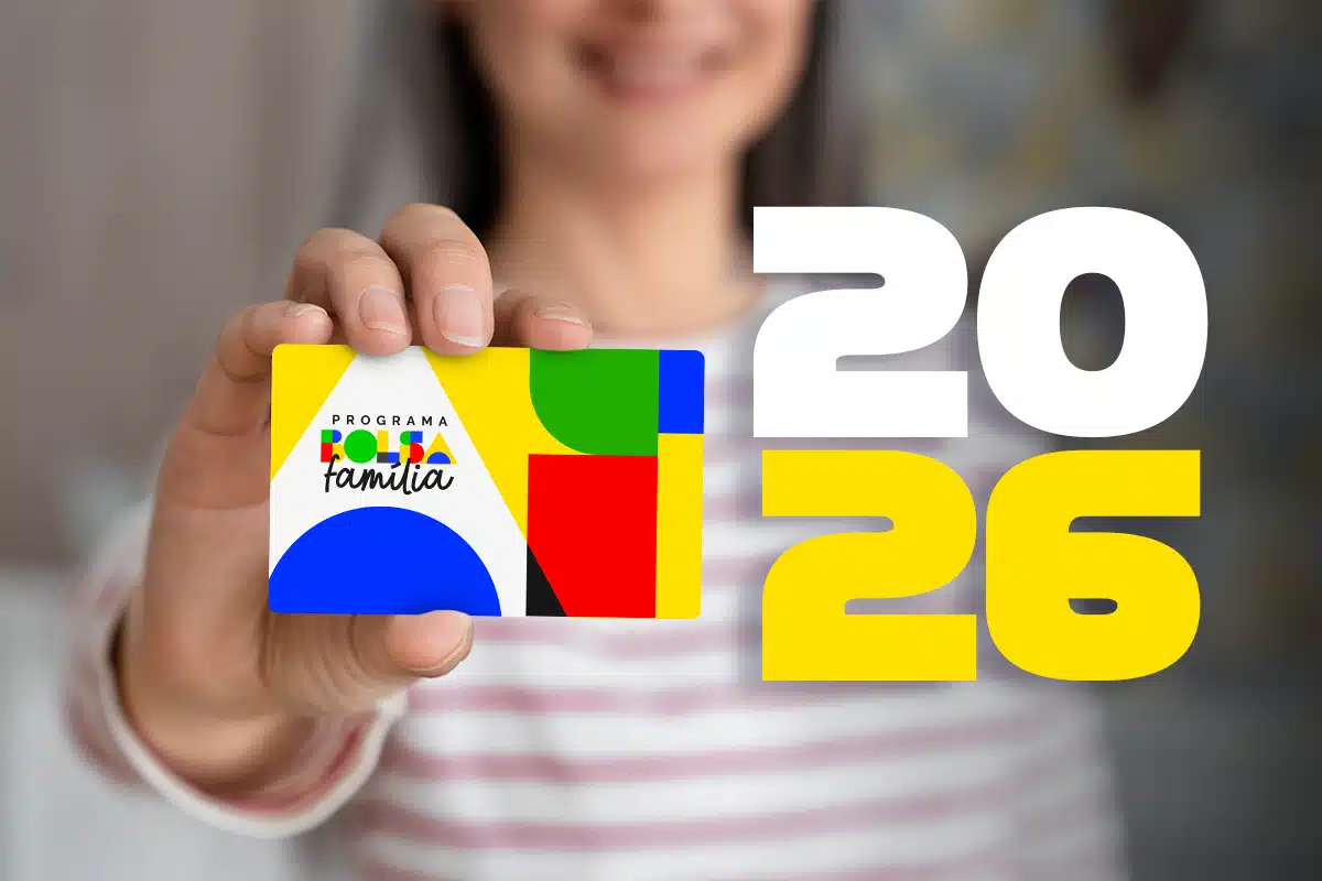 Pagamentos do Bolsa Família de abril. Beneficiária exibe cartão Bolsa Família 2026 com novo design colorido.