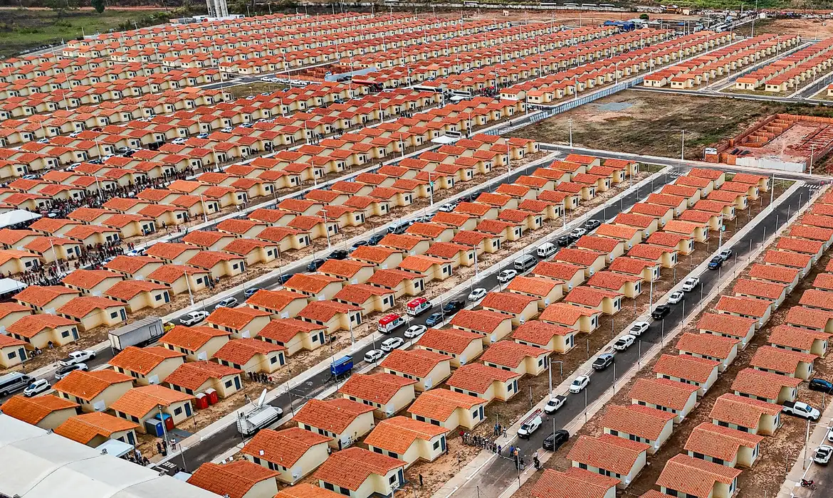 Programa MCMV. Conjunto habitacional com casas populares do Minha Casa, Minha Vida.