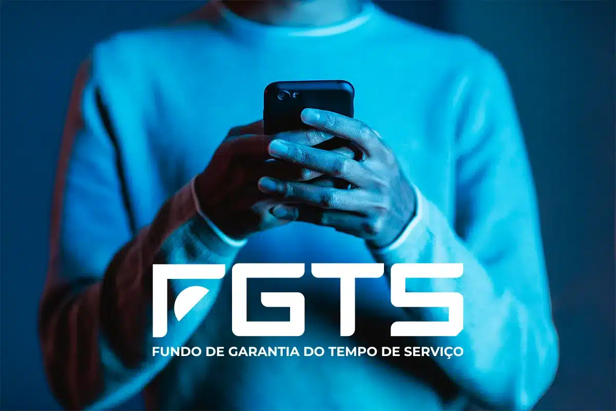 Saque do FGTS. Pessoa segurando smartphone preto com ambas as mãos sob iluminação azul, logo do FGTS visível na imagem.
