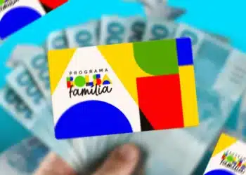 Cartão do Programa Bolsa Família em destaque sobre notas de reais ao fundo, representando o pagamento antecipado do benefício em abril de 2026 para famílias em situação de emergência