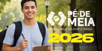 Jovem estudante sorrindo com mochila preta e tablet, ao lado do logotipo Pé-de-Meia 2026 em área arborizada.