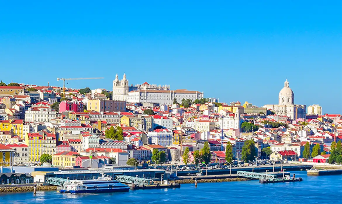 Brasileiros residentes em Portugal já podem emitir a nova CIN em Lisboa Vista panorâmica da cidade de Lisboa, em referência ao projeto-piloto que permite a brasileiros residentes em Portugal emitirem a nova Carteira de Identidade Nacional.
