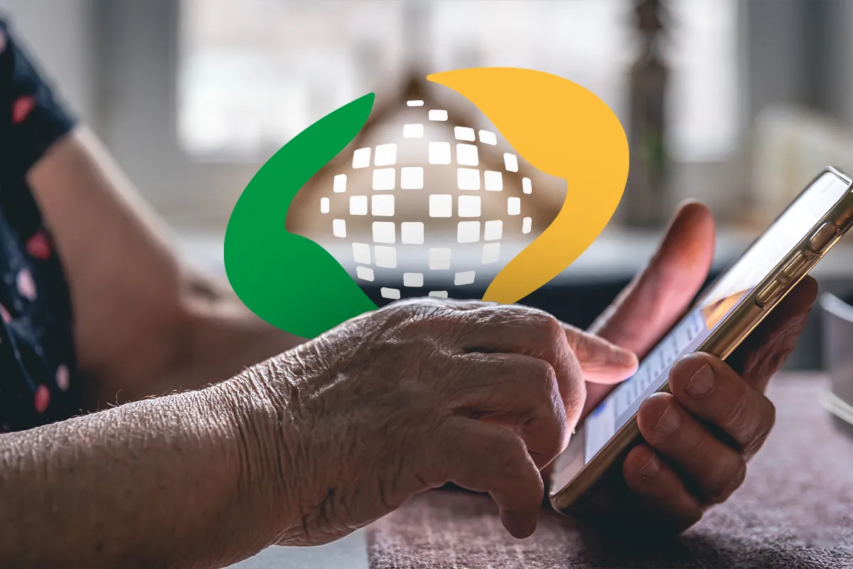 Calendário de pagamentos do INSS em abril de 2026 com 13º salário Mãos de idosa mexendo no celular com logo do INSS representam a consulta do calendário de pagamentos de abril e do 13º salário