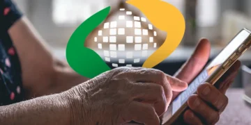 Idoso consulta pelo celular o valor do benefício e do 13º salário do INSS antes do pagamento.