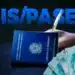 Carteira de Trabalho ao lado de notas de reais representando o pagamento do Abono Salarial PIS/Pasep, que começa a ser liberado nesta semana